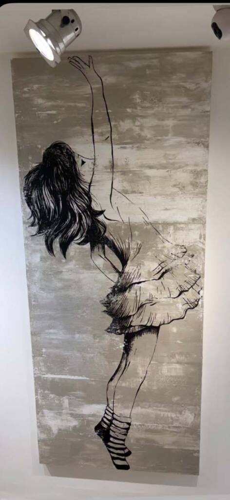 Artista: Ana Spett/ Título: reaching  / Técnica: tinta acrílica e massa acrílica sobre tela  /Medidas: 235cm (A) x 110cm / Ano: 2024 / R$ 12.000