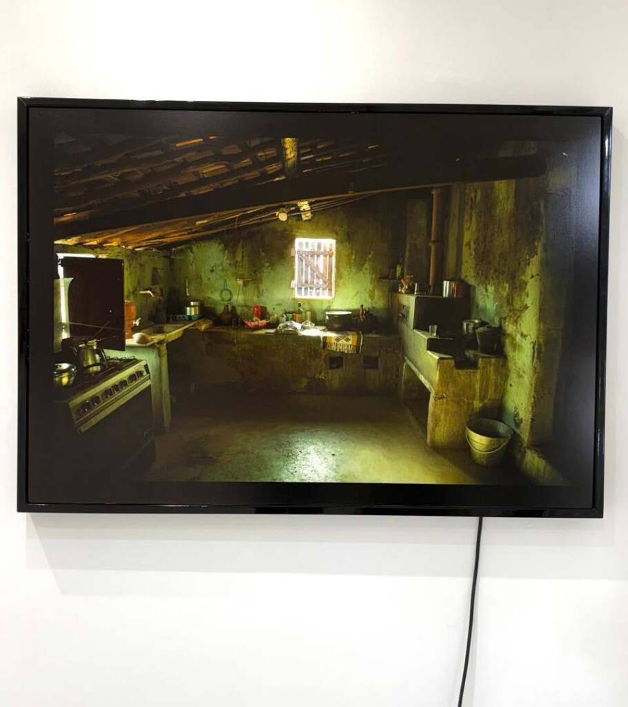 Artistas: Allan Souza Lima e Jota Andrade/ Obra: "Borogodoô" Fotografia Com intervenção  /Técnica: luz e intervenção Caixa / Tamanho: 0.72x 102cm / Ano: 2024 / R$ 15.000